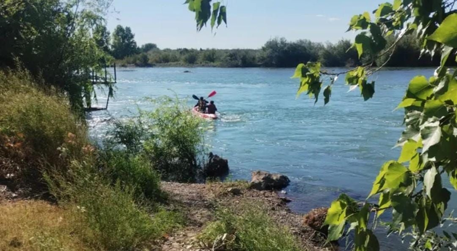 Entró al río Neuquén y no pudo salir: rastrillajes por la costa en el ...