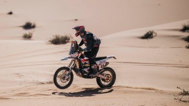 Santiago Rostan está 39° en la general del Dakar en motos.