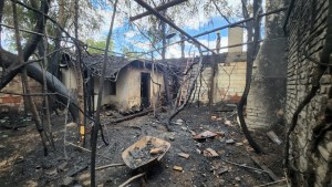 Incendio en Neuquén: bomberos controlaron un peligroso foco de fuego en una casa abandonada