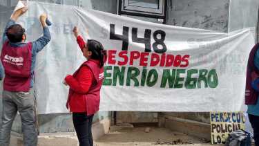 ATE Bariloche colgó la bandera de los "448 despedidos en Río Negro" en la esquina de Gallardo y Onelli. Foto: Chino Leiva