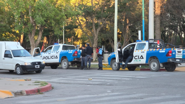 Un detenido por hacer trompos en la plaza principal de Centenario. (Foto: Centenario Digital).