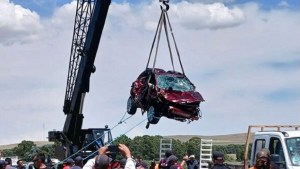 Así retiraron la camioneta que cayó desde el dique Paso de las Piedras en Ruta 51: buscan al conductor