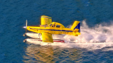 Incendio al sur de Bariloche: un avión recarga agua y restringen la actividad náutica, ¿en qué lagos?