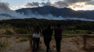 El incendio en Epuyén sigue activo: entró en un cañadón y se teme que avance hacia la ruta 40