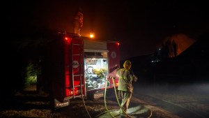 En fotos, así se vive el temible incendio en El Bolsón: bomberos en el lugar y turistas evacuados