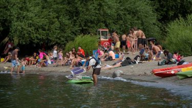 La temperatura promedió los 27 grados los últimos días y la gente se volcó a las playas. Foto: Marcelo Martínez