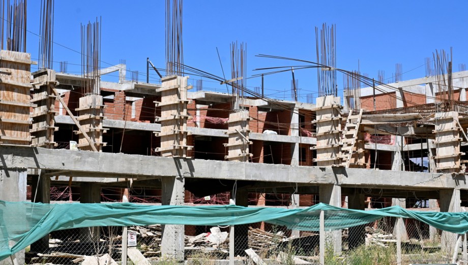 Los edificios del Procrear en Bariloche quedaron con la estructura avanzada pero sin definiciones de qué pasará a futuro. Foto archivo/ Chino Leiva