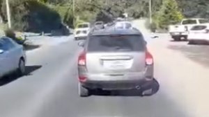 Vídeo | Indignación en Bariloche: médicos estaban en plena emergencia y un conductor no les cedió el paso