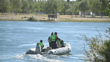 Buscan con embarcaciones a la niña en el río Limay. Foto: Florencia Salto.