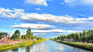 Dramático rescate de dos nenes en un canal de Fernández Oro: uno fue derivado a Roca en estado grave