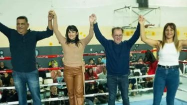 La Tigresa, rodeada por Serraiotto, el intendente Luis Bertolini y Sole Matthysse. (Archivo)