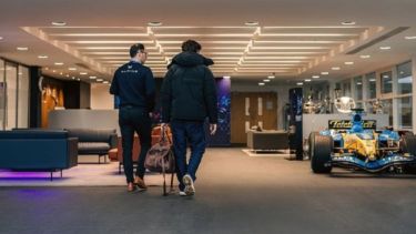 Bolsito en mano, el piloto argentino llegó al búnker de Alpine. 