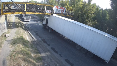 Video | Tras el anuncio de controles sobre Ruta 151, un camión chocó contra el puente ferroviario