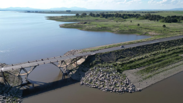 Video | Cayó un vehículo desde el dique Paso de las Piedras en Ruta 51, en Bahía Blanca: estába sumergido a 4 metros de profundidad