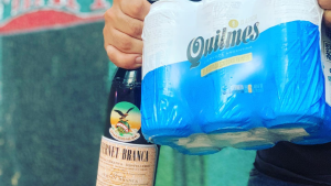 Latas de cerveza y botellas de fernet de marcas nacionales más baratas en Chile que en Argentina