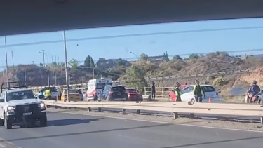 Se distrajo mirando un choque en cadena y sufrió otro accidente en Ruta 7, en Neuquén. (Captura Facebook Manuel Pérez).