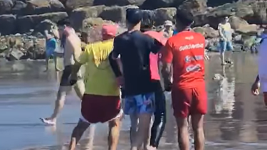 Turista y guardavidas terminaron a las piñas en la playa de Chubut. (Captura Diario El Chubut).