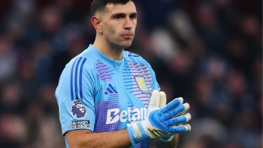 Van der Sar le bajó el precio a Dibu Martínez.