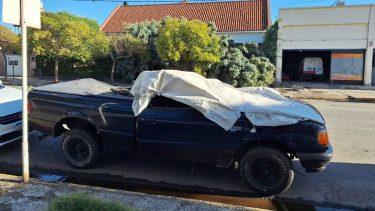 Una camioneta terminó aplastada por el temporal en Allen. Foto: gentileza