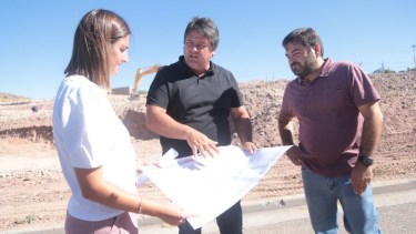 El intendente Gaido, durante la recorrida por el loteo en Melipal. (Gentileza).