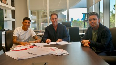 Enzo Pérez firmó contrato junto a Marcelo Gallardo y el presidente Brito. (Foto: Prensa River).
