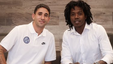 San Lorenzo presentó a Emanuel Cecchini, volante rionegrino de 28 años, acompañado por el nuevo manager, Carlos Sánchez.  