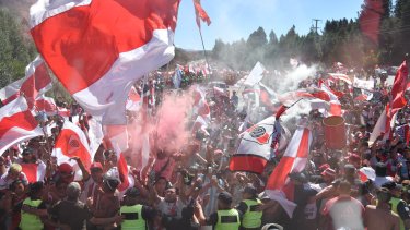 Miles de hinchas se acercaron al aeropuerto, donde el plantel del Millonario arribó pasado el mediodía de este sábado. (Prensa River Plate)