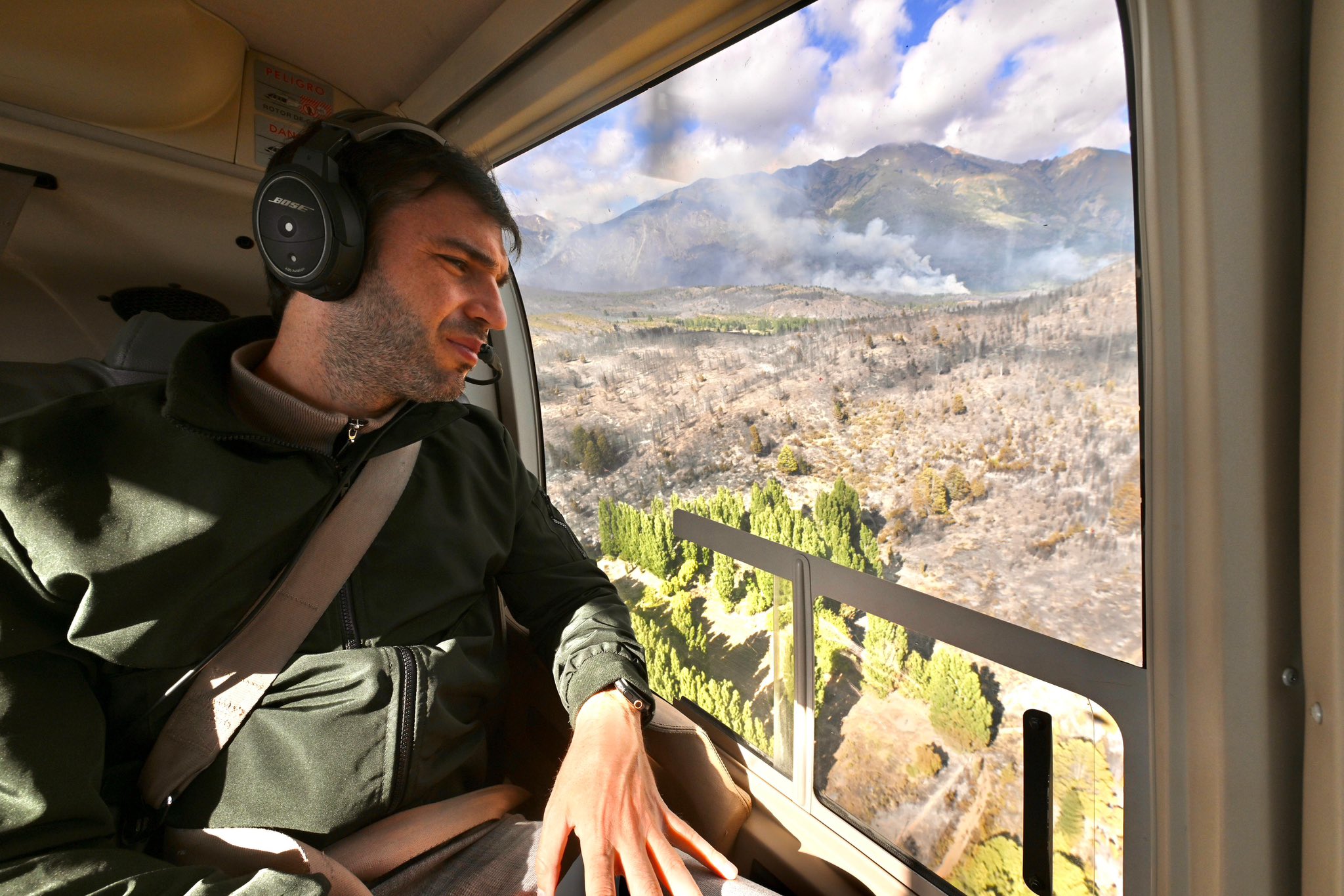 El gobernador indicó que la estancia fue atacada con bombas molotov.