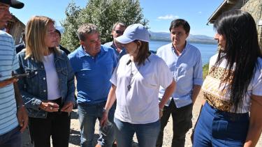 La ministra de Seguridad, Patricia Bullrich, repasó rápido con Diego Frutos (a la izq) las causas pendientes de desalojo en la región, al pisar Bariloche el jueves. Foto: Chino Leiva