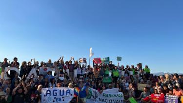 Importante participación de trabajadores de Parques Nacionales, residentes y turistas en un abrazo simbólico al lago Nahuel Huapi, en Bariloche. Gentileza