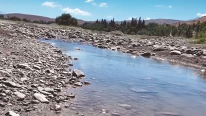 Una «notable bajante» del río Curí Leuvú afectó abastecimiento de agua y riego para chacras