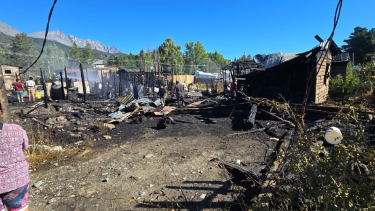 Video | Feroz incendio en El Bolsón: el fuego arrasó nueve casas precarias y dos autos