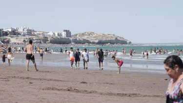 Los partidos de "30 contra 30" se organizan en la playa de Las Grutas. (Foto ILUSTRATIVA de archivo)