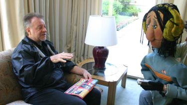 No todos pueden darse ese lujo. Este muñeco se sentó frente a frente al autor de “El ángel de la bicicleta” y compartieron una cena. (FOTOS: Gentileza)