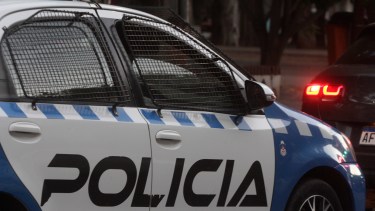 La Policía de Neuquén luego trabajó en el lugar para buscar evidencia.  Foto: Oscar Livera.