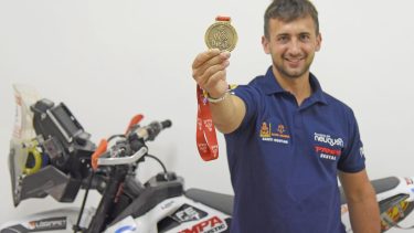 Santiago Rostan y su medalla de “finisher” por completar el Dakar. Ya tiene dos. (Foto: Florencia Salto)