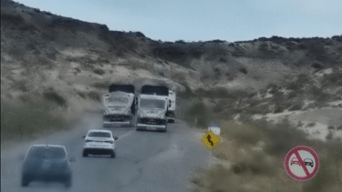 Captaron cuando un camión pasó a otro en una zona prohibida de Paso Córdoba. (Gentileza Somos Noticia).