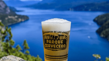 La plaza San Martín se prepara para recibir a miles de visitantes en la quinta edición de “San Martín de los Andes Parque Cervecero”. Foto Neuquén Informa. 