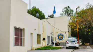 El patrullero atacado en Viedma sufrió daños en su puerta trasera derecha.  