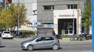 Un joven desobedeció una orden judicial en Roca y atacó a los policías que lo detuvieron: qué pasó