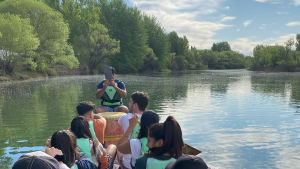 Atardecer en el río Limay: descubrí la experiencia de remar en un bote dragón en Neuquén