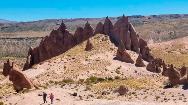 Los Bolillos. "Caminando entre gigantes de piedra, donde la naturaleza y la historia convergen. Foto archivo. 