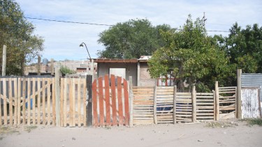 El domicilio en Fiske Menuco donde fue hallada sin vida la mujer de 32 años. Foto Juan Thomes.