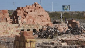 Video | Regresa el agua al Parque Industrial II de Roca: ladrilleros retoman su producción tras dos meses
