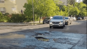 Video | Viral por filmar los baches de Neuquén: «Nos puso un cartelito en la esquina, pero no arregló los pozos»