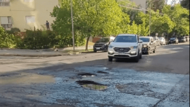 Video | Viral por filmar los baches de Neuquén: «Nos puso un cartelito en la esquina, pero no arregló los pozos»