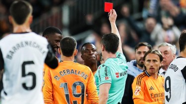 El delantero fue expulsado por agredir sin pelota al arquero de Valencia. 