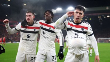 Lisandro Martínez abrió el  marcador entre Liverpool y Manchester United.