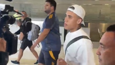 Ayrton Costa llegó a Argentina para ser refuerzo de Boca.