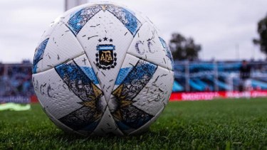 La FIFA dio a conocer el listado de clubes inhibidos en el fútbol argentino.